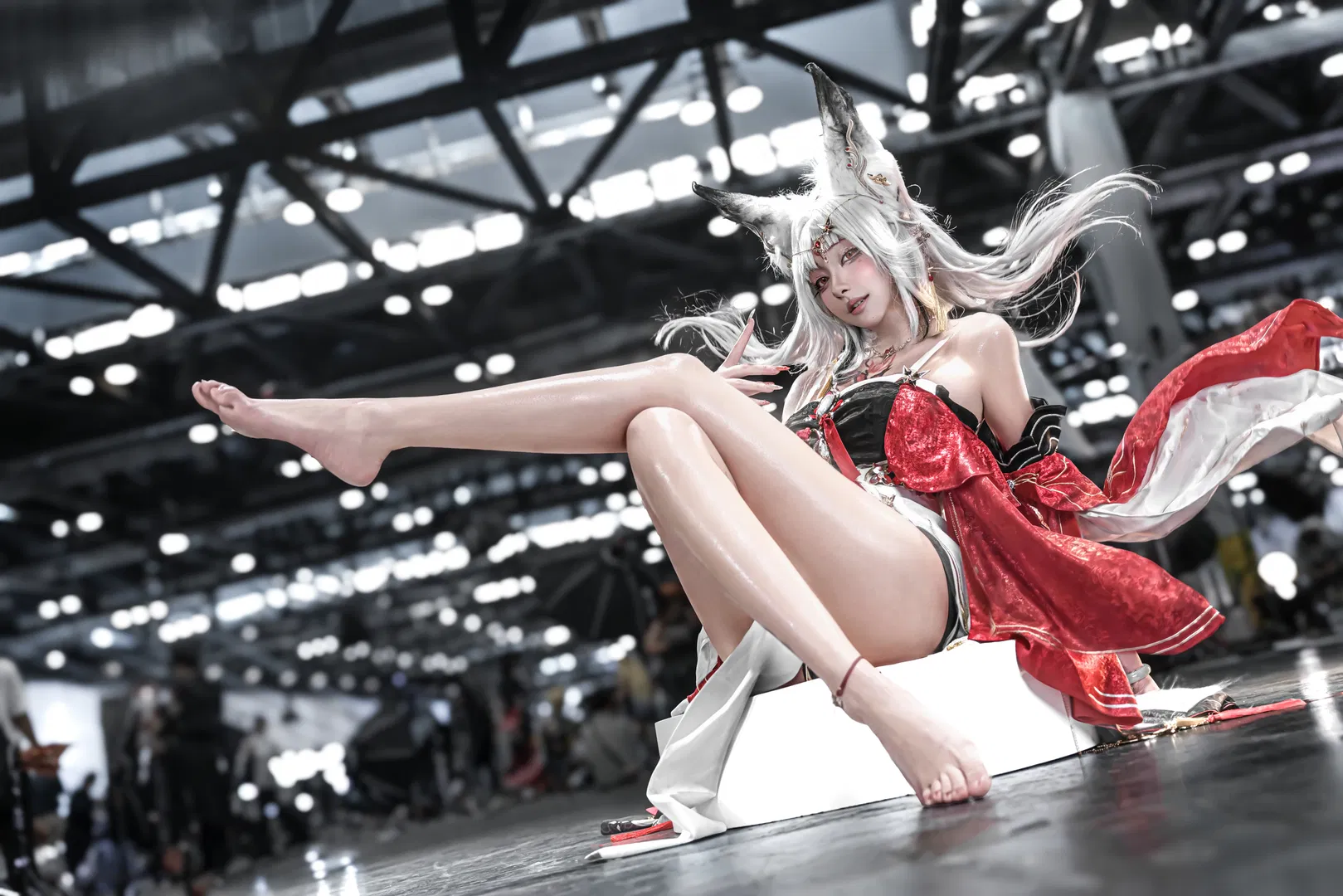 【心月狐cos】鸣潮心月狐漫展场照，白毛狐耳与高光肌肤的视觉碰撞 - 第 3 张