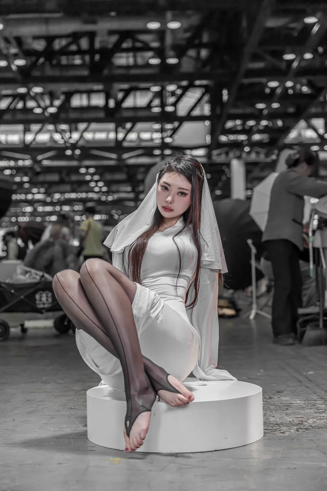 幽灵娘cos 白色兜帽与镂空丝袜的漫展记录