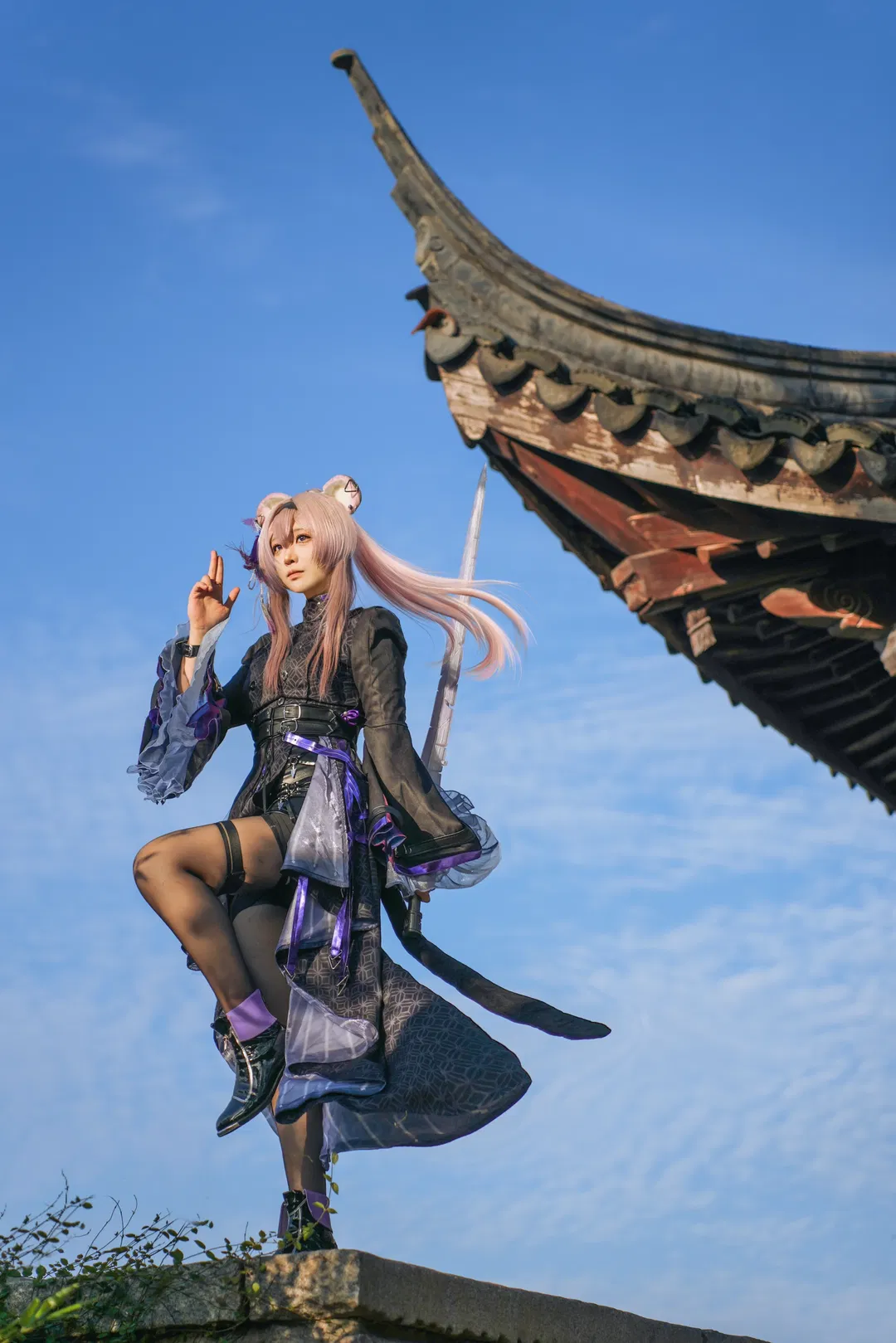 【林雨霞cos】明日方舟昨日海，光影下的持劍瞬間 - 第 1 張