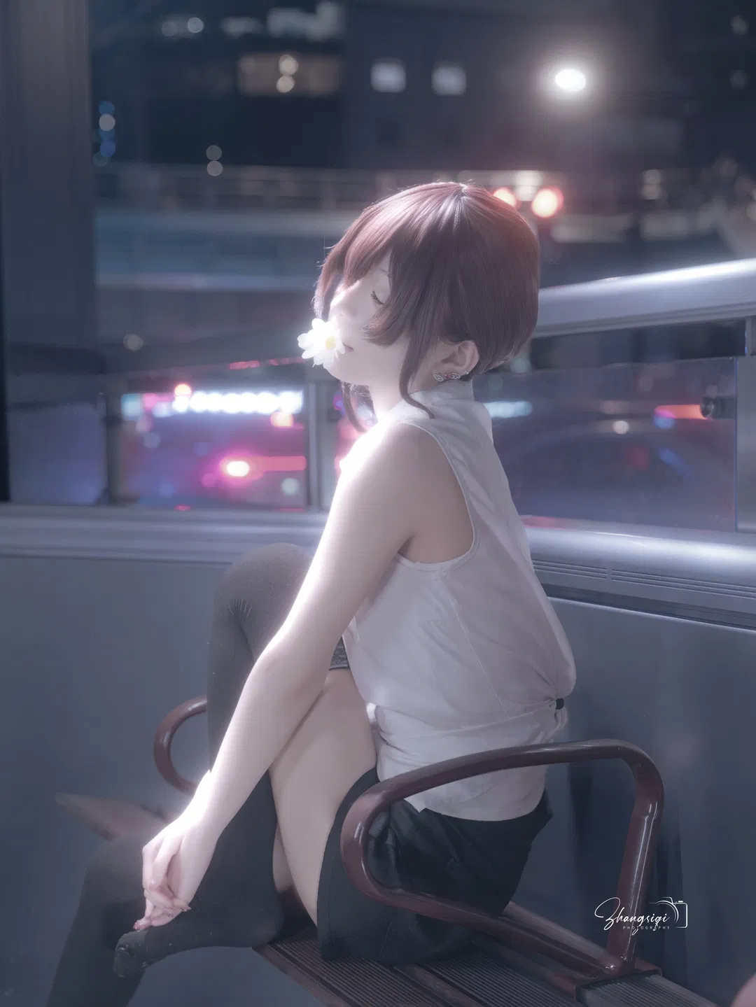 车站夜景下的白衬衫短发少女 赶车途中的夜拍记录 - 第 1 张