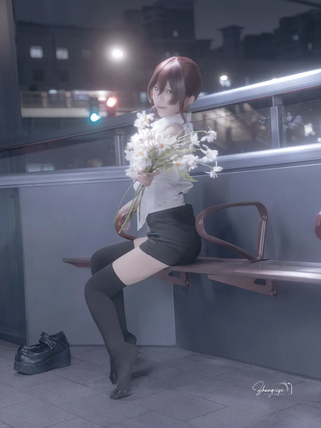 车站夜景下的白衬衫短发少女 赶车途中的夜拍记录 - 第 6 张