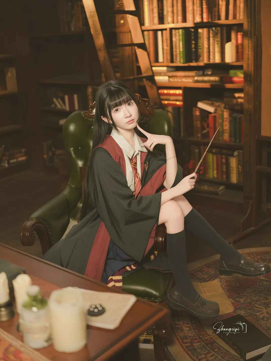 在复古书房拍一组美式魔法学院风证件照