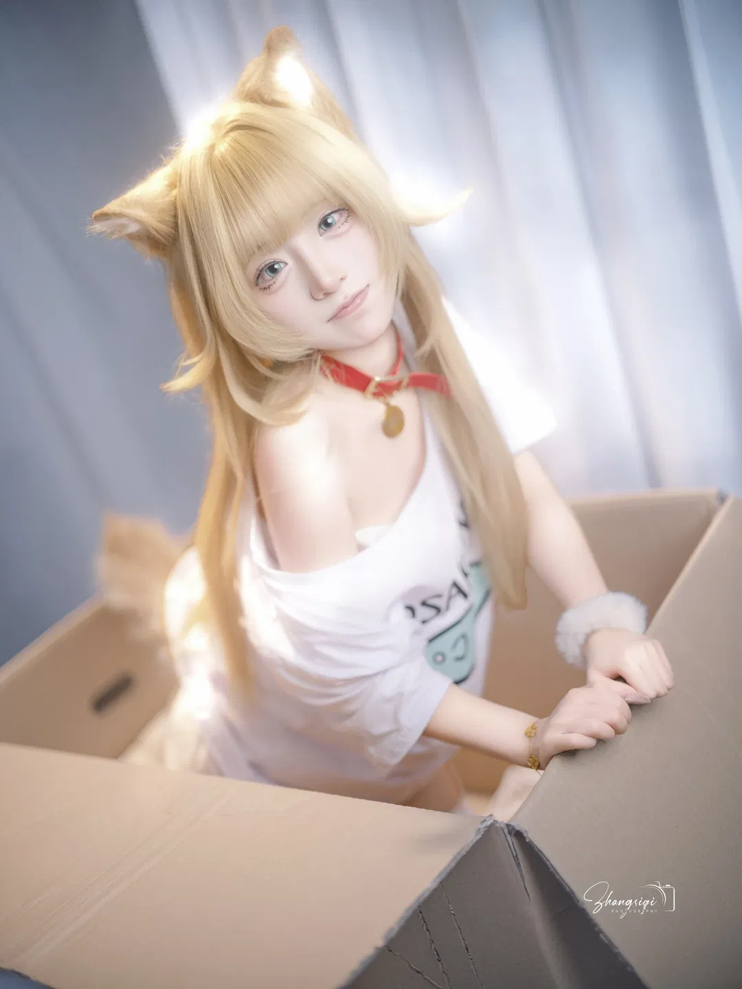 【黄豆粉猫娘cos】纸箱里抱着鱼的白色丝袜猫猫 - 第 10 张