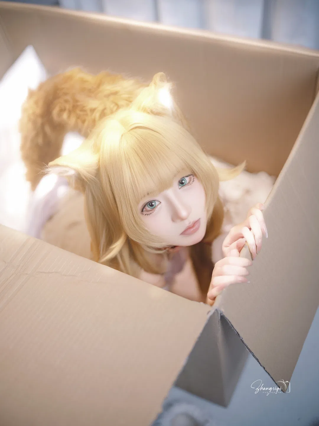 【黄豆粉猫娘cos】纸箱里抱着鱼的白色丝袜猫猫 - 第 11 张