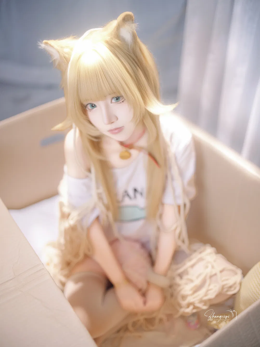 【黄豆粉猫娘cos】纸箱里抱着鱼的白色丝袜猫猫 - 第 2 张