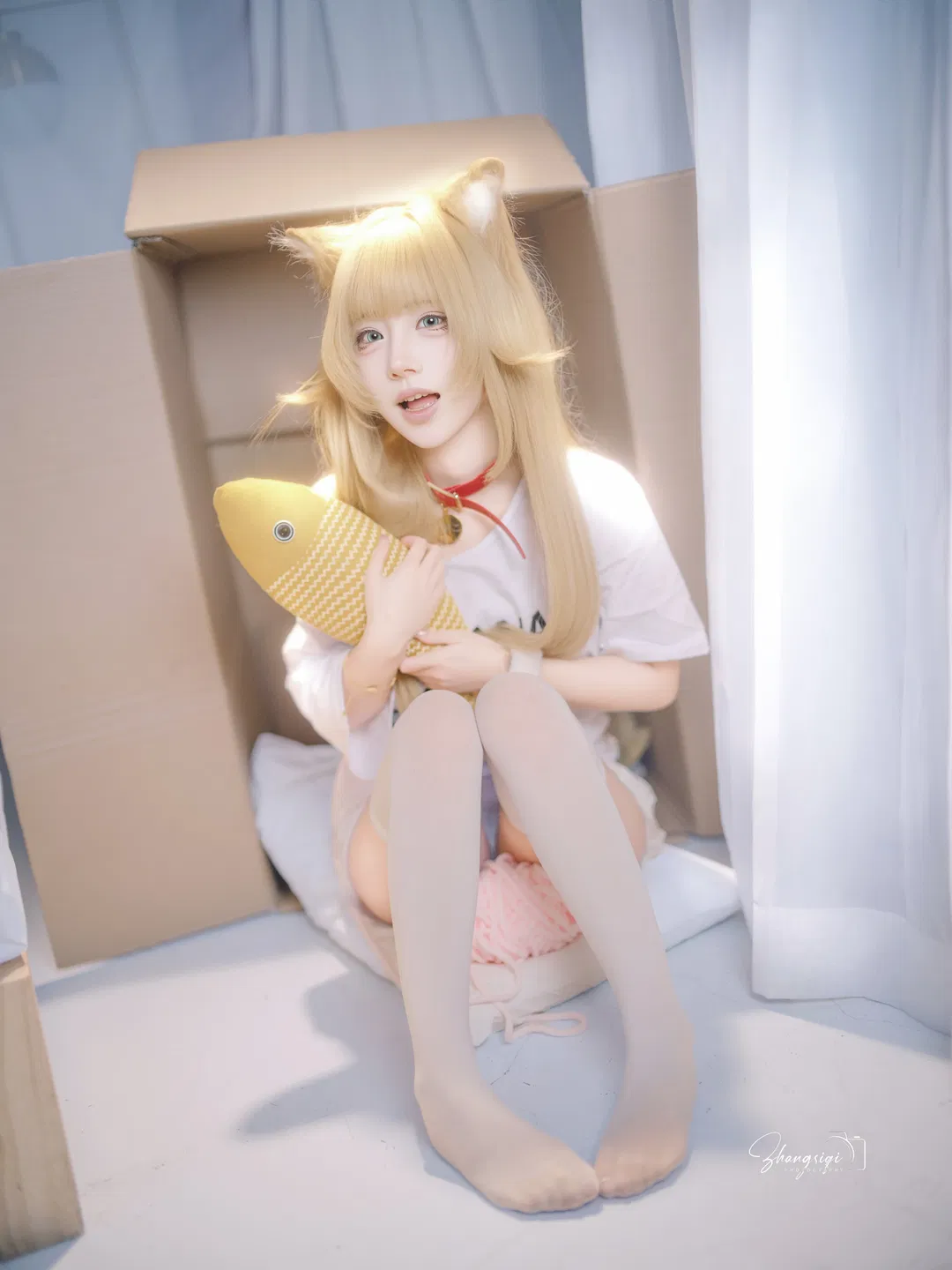 【黄豆粉猫娘cos】纸箱里抱着鱼的白色丝袜猫猫 - 第 4 张