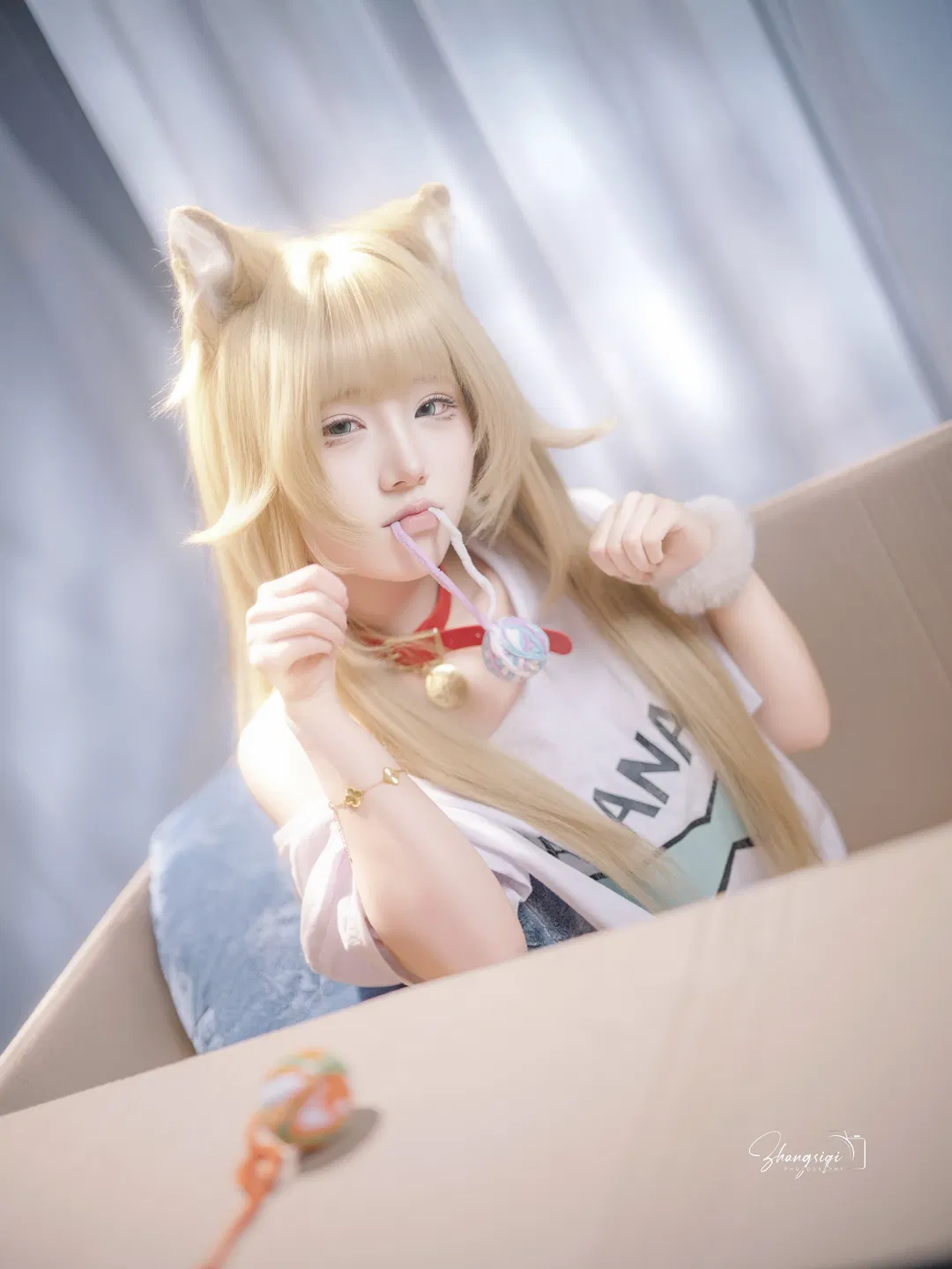 【黄豆粉猫娘cos】纸箱里抱着鱼的白色丝袜猫猫 - 第 5 张