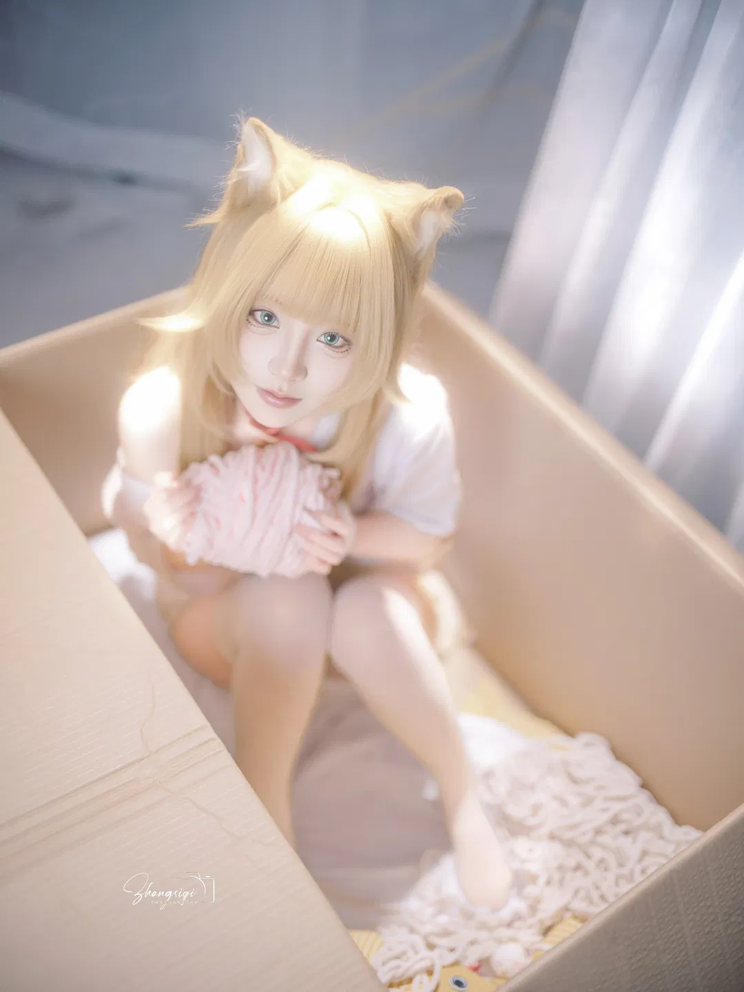 【黄豆粉猫娘cos】纸箱里抱着鱼的白色丝袜猫猫 - 第 6 张