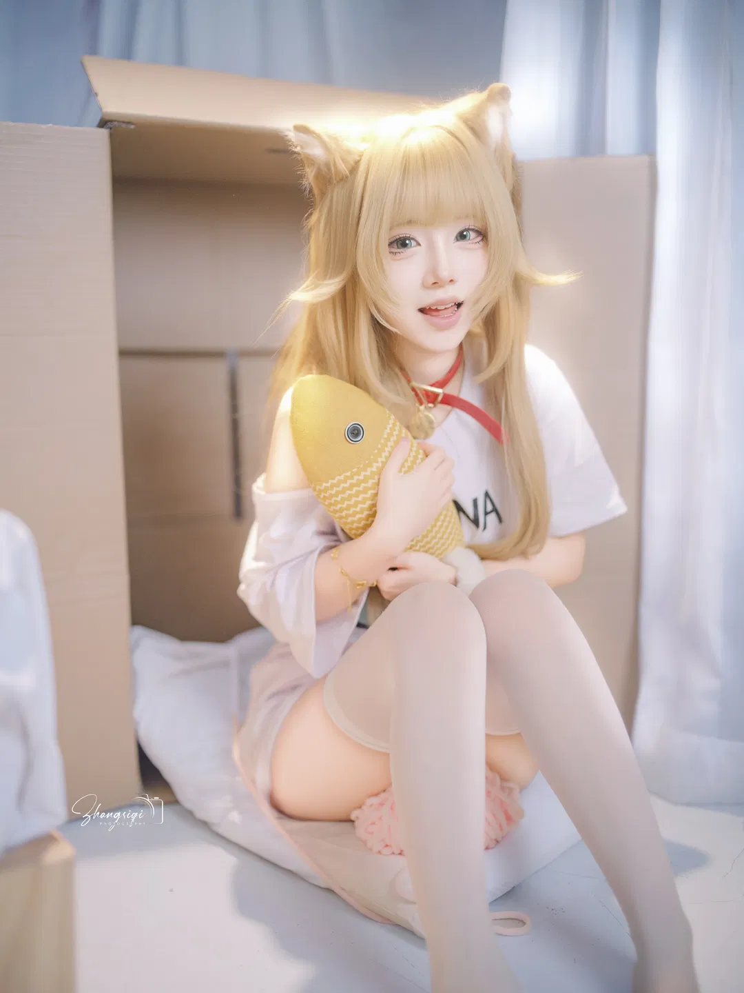 【黄豆粉猫娘cos】纸箱里抱着鱼的白色丝袜猫猫 - 第 7 张