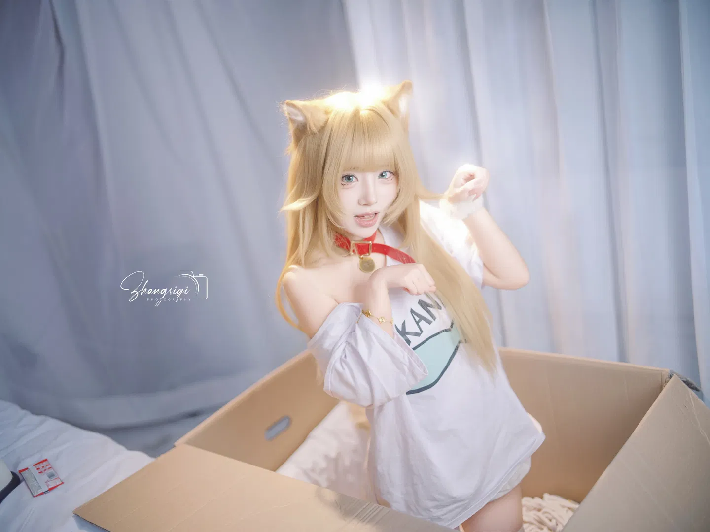 【黄豆粉猫娘cos】纸箱里抱着鱼的白色丝袜猫猫 - 第 8 张