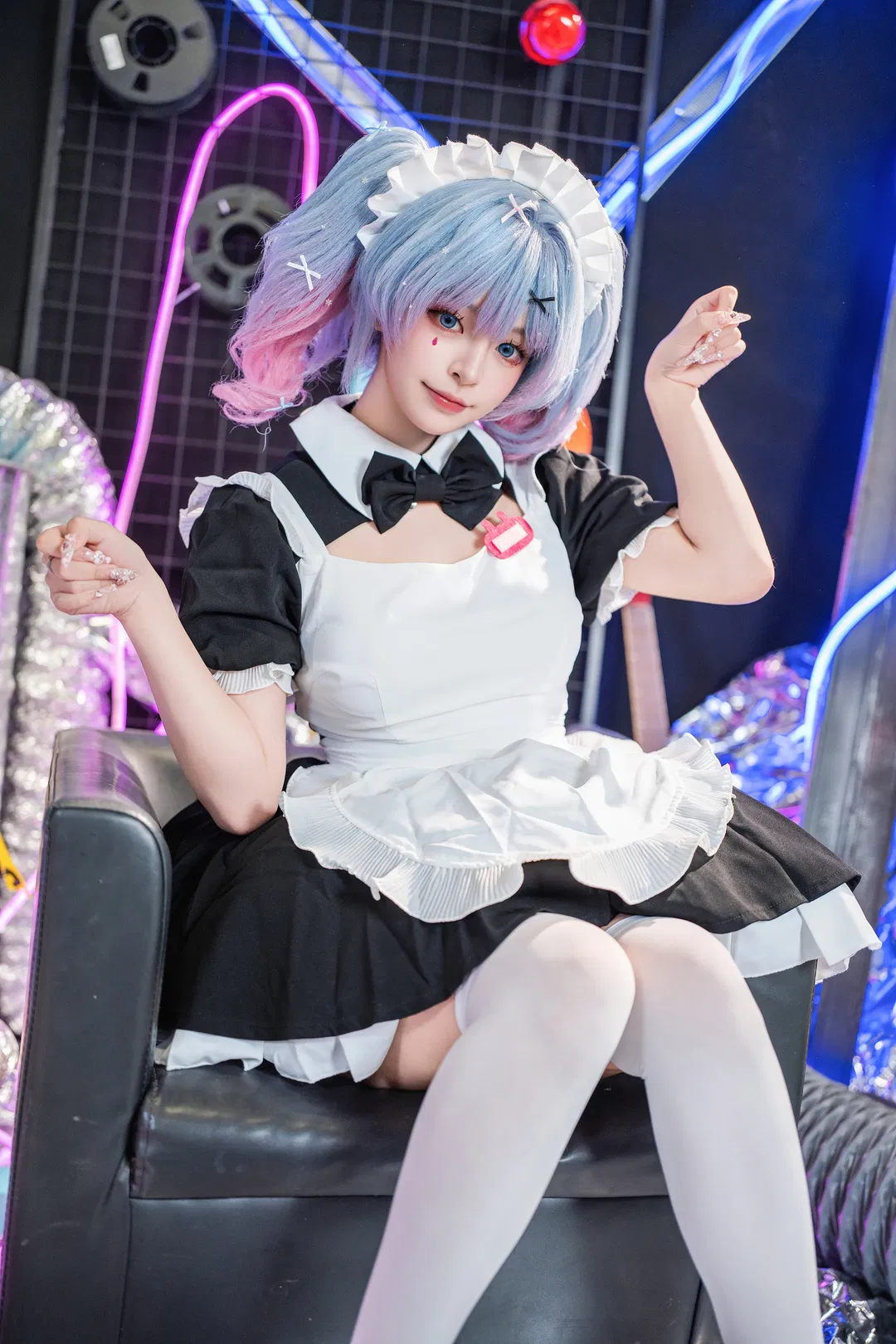 初音Vocaloid兔子洞女仆装，赛博朋克霓虹场景cosplay正片 - 第 1 张