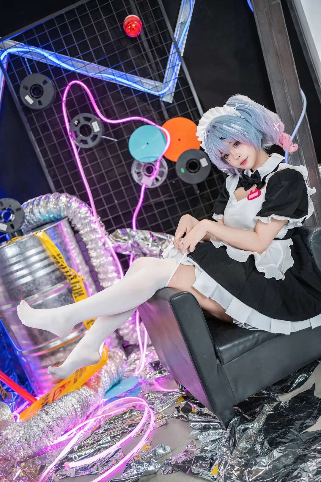 初音Vocaloid兔子洞女仆装，赛博朋克霓虹场景cosplay正片 - 第 2 张