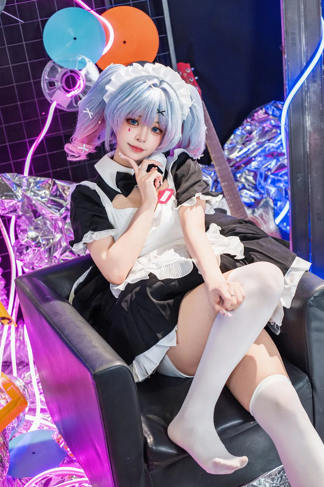 初音Vocaloid兔子洞女仆装，赛博朋克霓虹场景cosplay正片 - 第 3 张