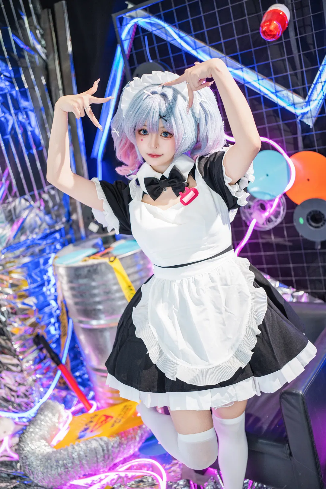 初音Vocaloid兔子洞女仆装，赛博朋克霓虹场景cosplay正片 - 第 4 张