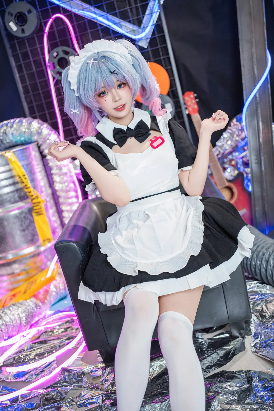 初音Vocaloid兔子洞女仆装，赛博朋克霓虹场景cosplay正片 - 第 6 张