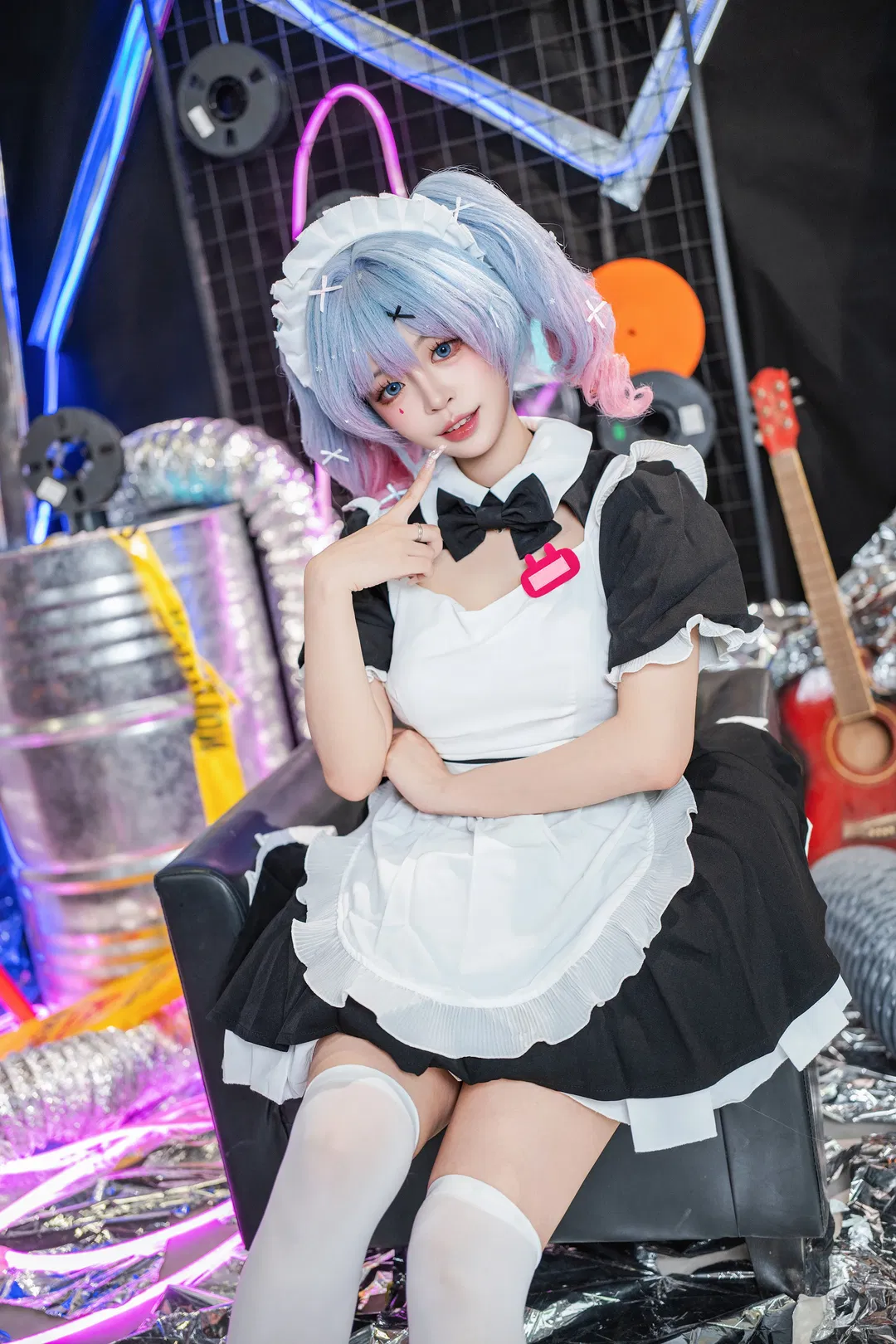 初音Vocaloid兔子洞女仆装，赛博朋克霓虹场景cosplay正片 - 第 7 张