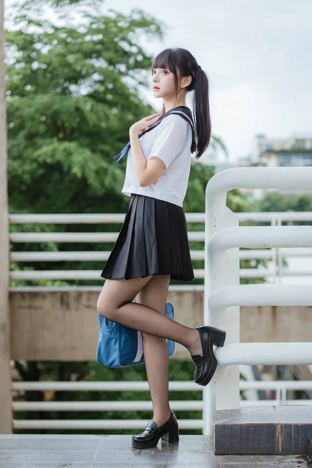 陰天JK水手服 黑絲與百褶裙的雨後氛圍感 - 第 2 張