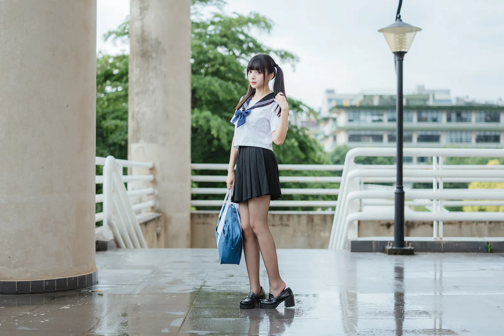 陰天JK水手服 黑絲與百褶裙的雨後氛圍感 - 第 3 張