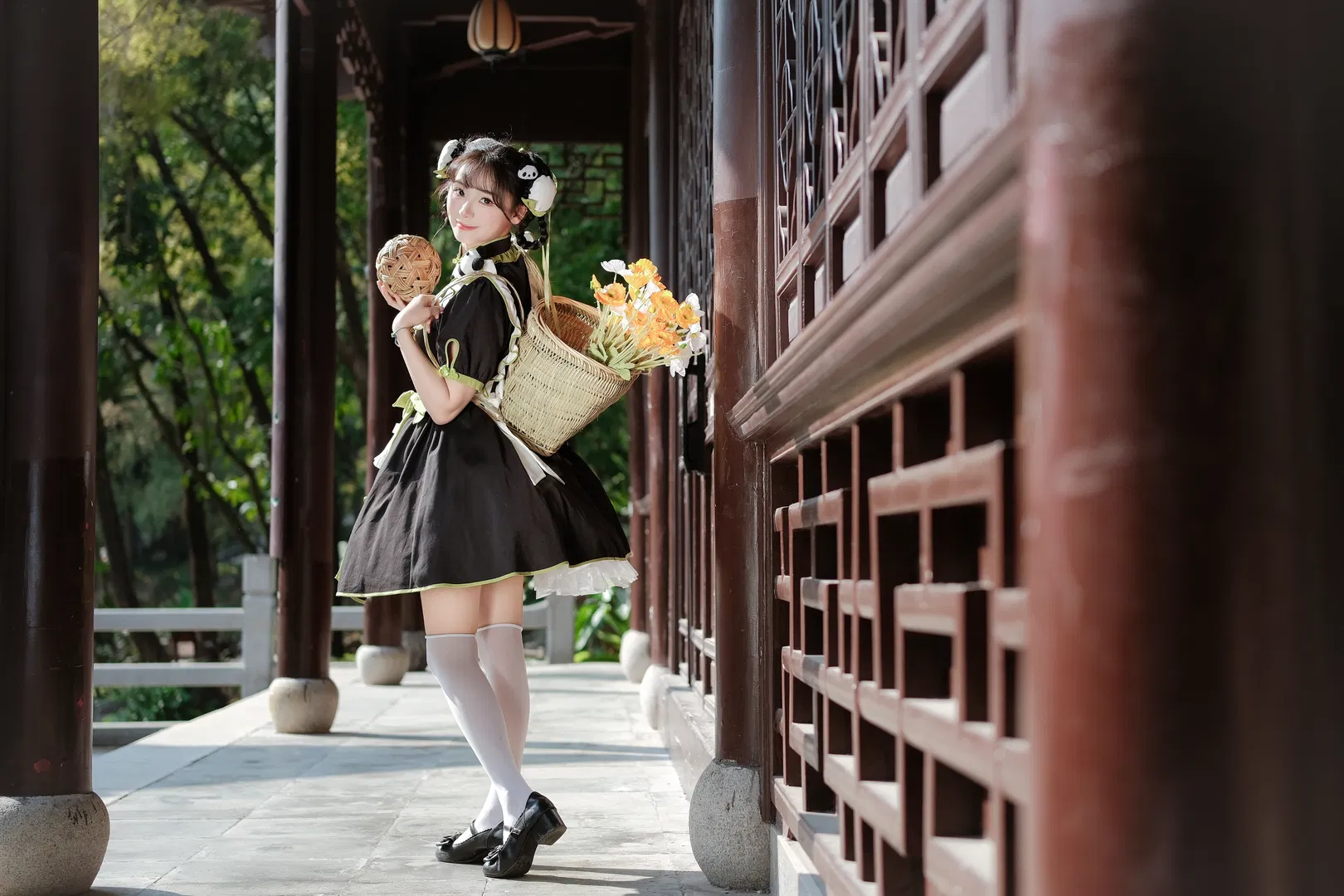 熊貓主題中華風穿搭，在古建園林裡拍出俏皮感 - 第 2 張