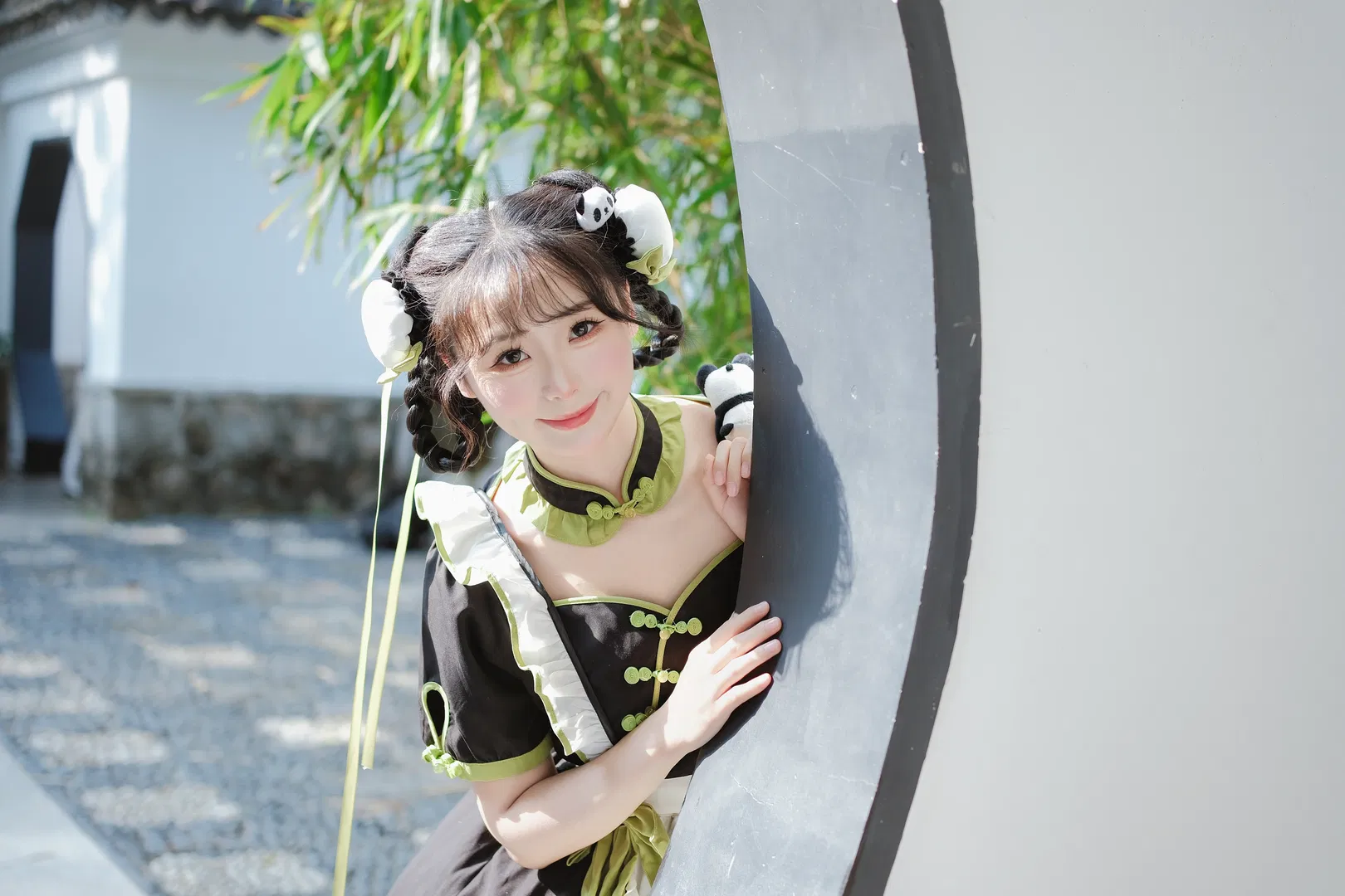 熊貓主題中華風穿搭，在古建園林裡拍出俏皮感 - 第 8 張
