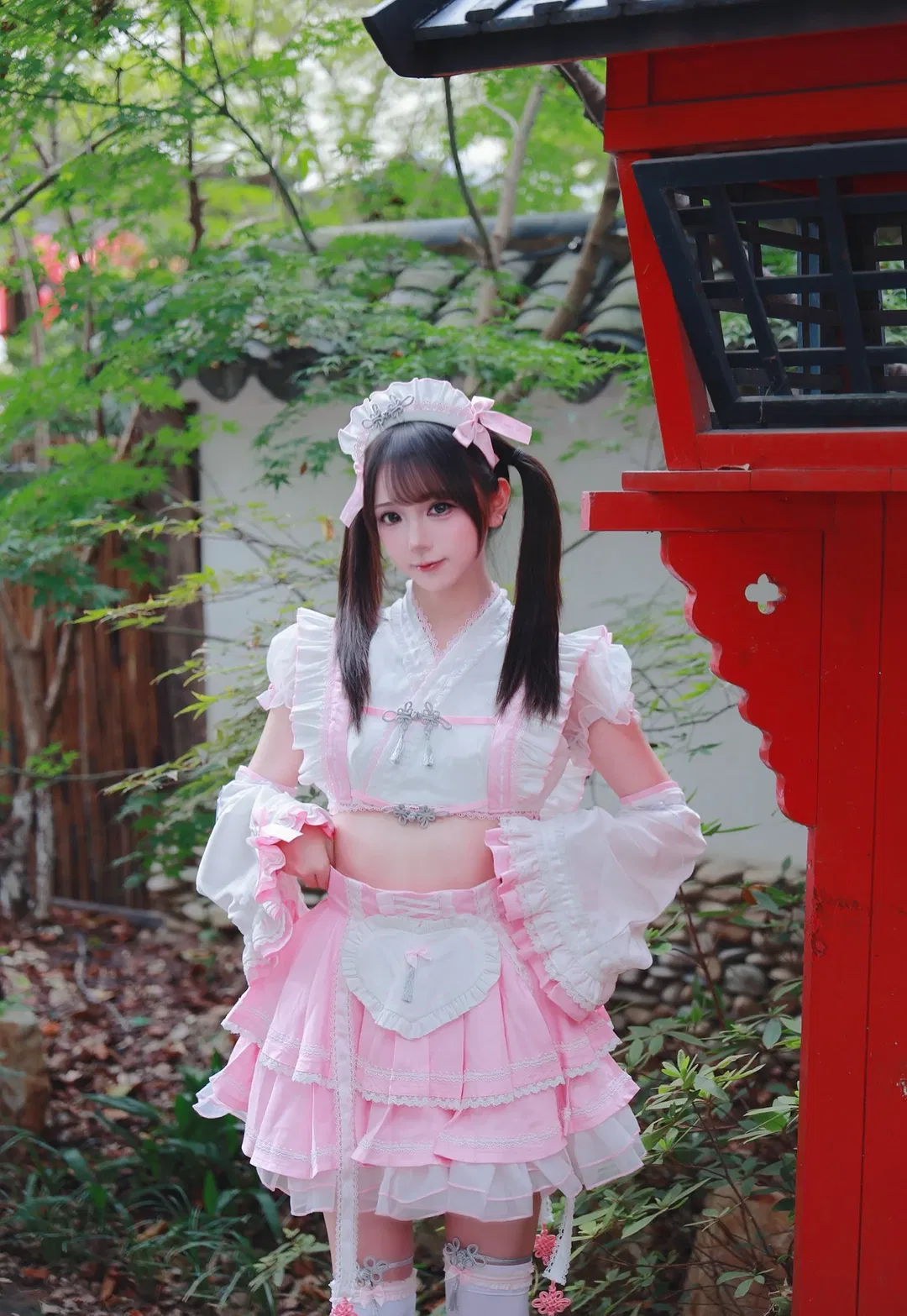 粉白巫女服的庭院外景，偶遇貓咪的可愛瞬間