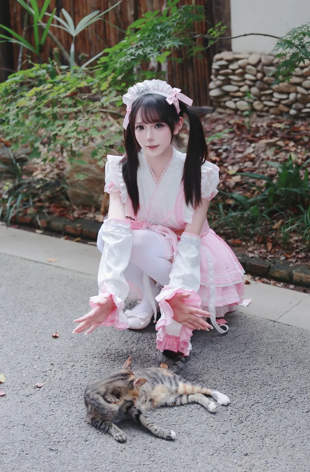 粉白巫女服的庭院外景，偶遇猫咪的可爱瞬间 - 第 2 张
