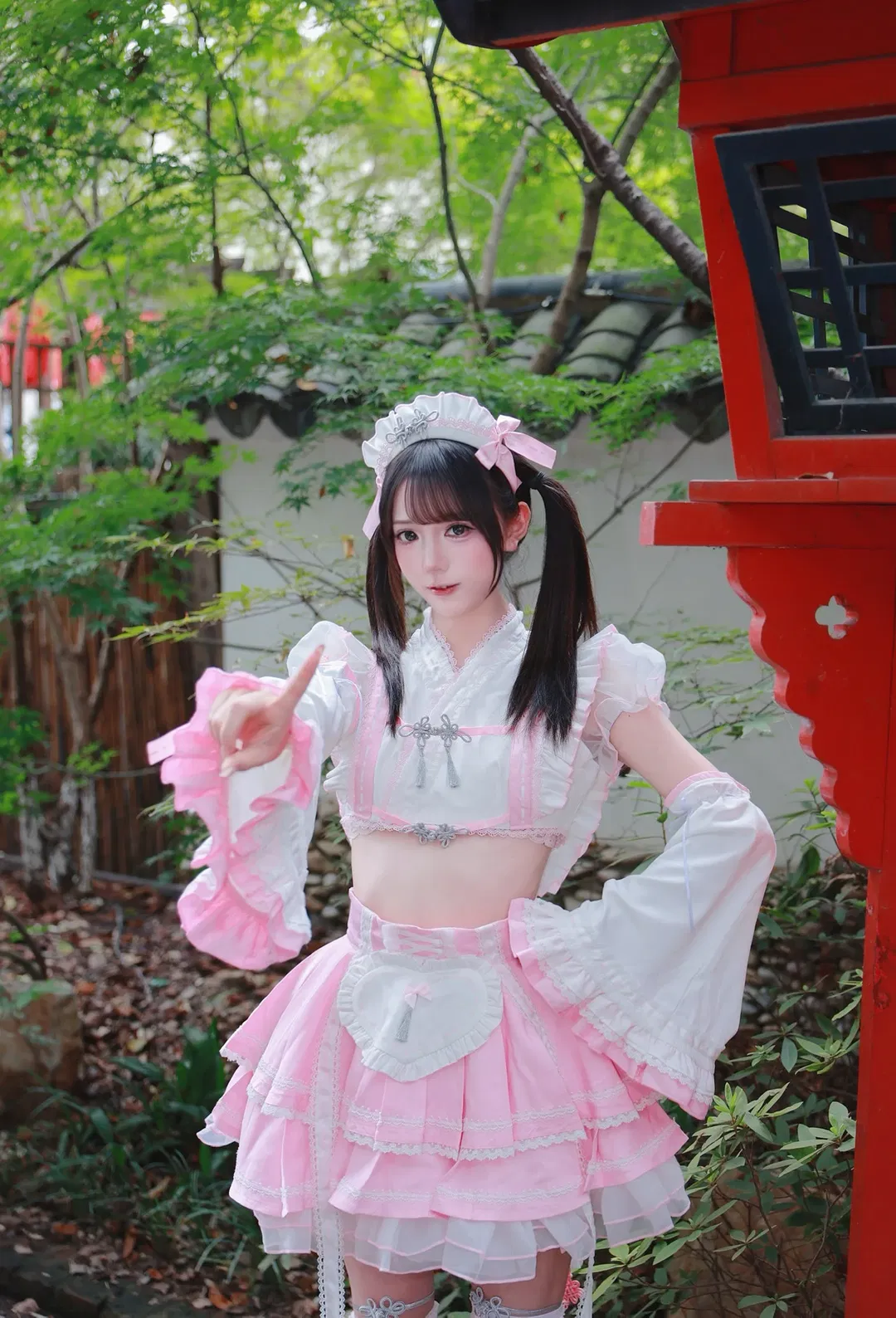 粉白巫女服的庭院外景，偶遇猫咪的可爱瞬间 - 第 3 张