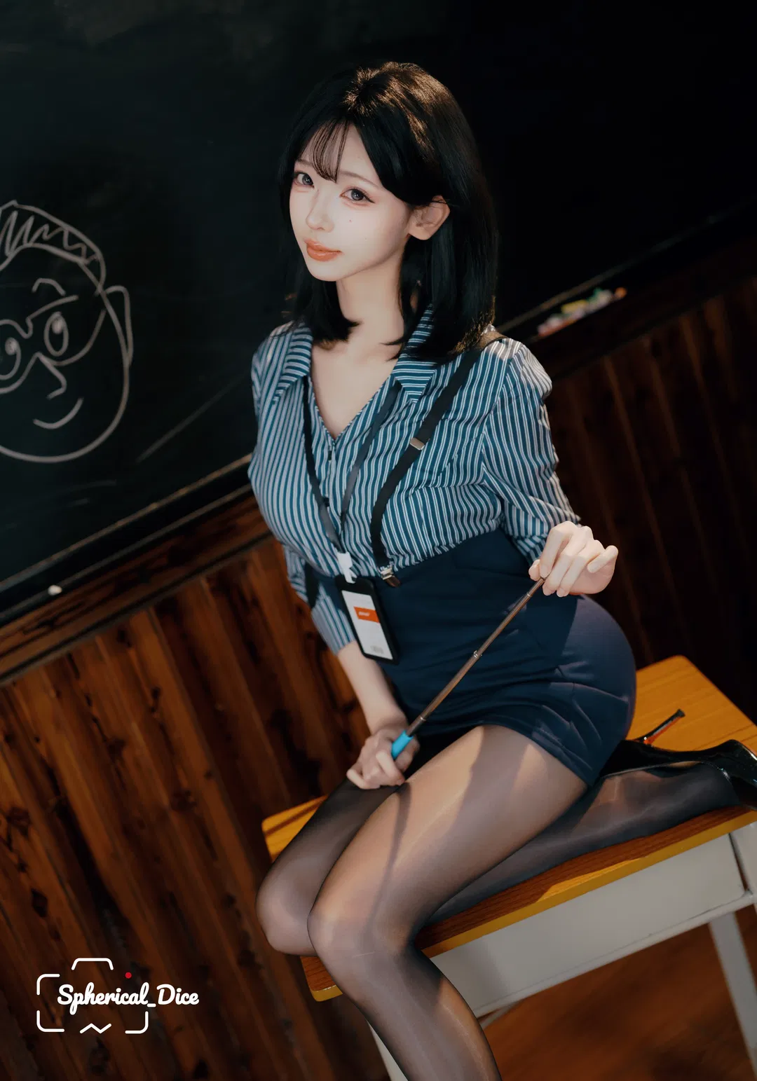 教室氛围感写真：条纹衬衫与黑丝的碰撞 - 第 2 张