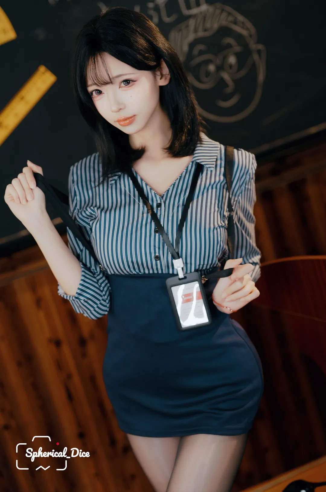 教室氛围感写真：条纹衬衫与黑丝的碰撞 - 第 3 张