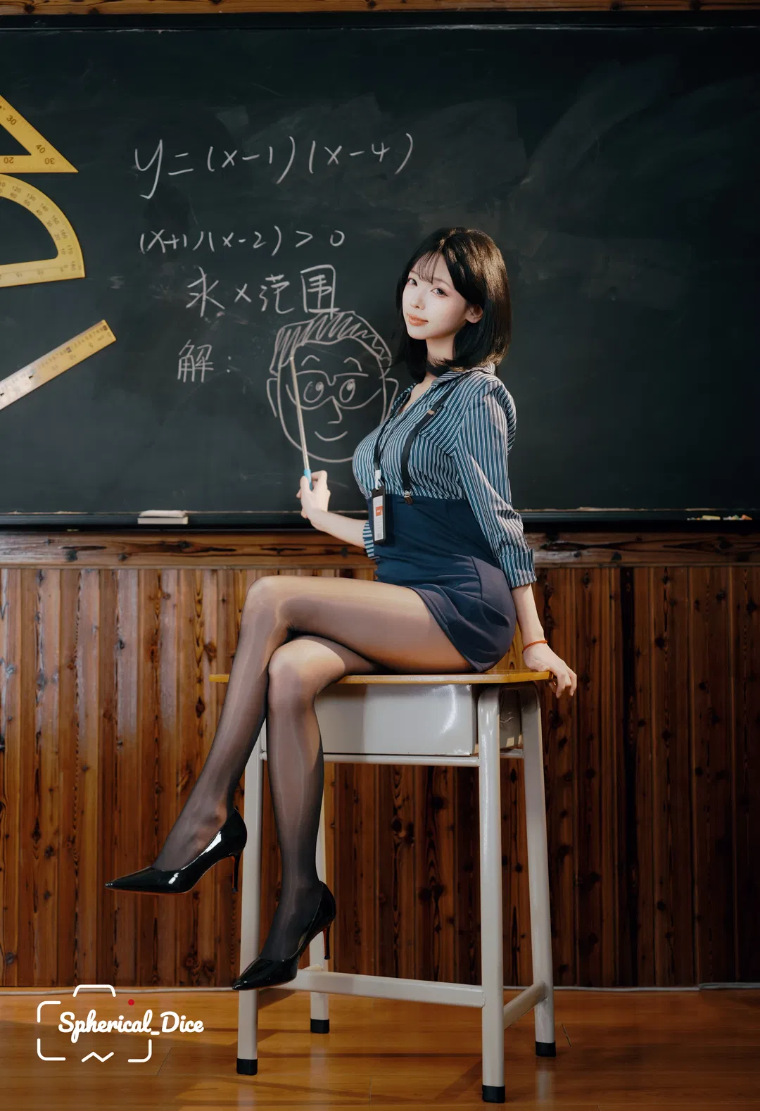 教室氛圍感寫真：條紋襯衫與黑絲的碰撞