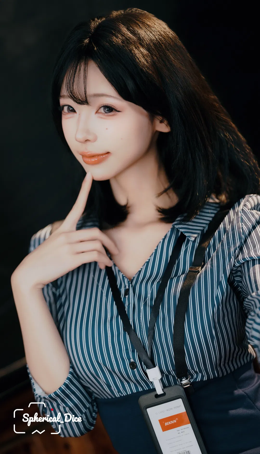教室氛围感写真：条纹衬衫与黑丝的碰撞 - 第 6 张