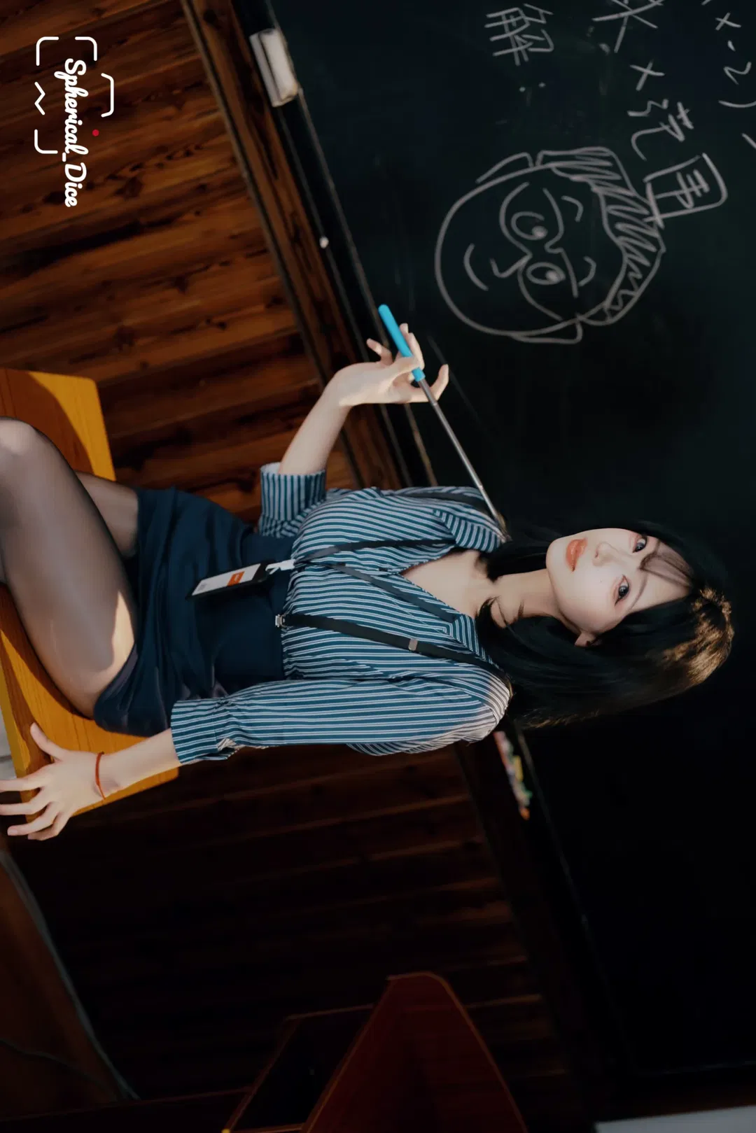 教室氛围感写真：条纹衬衫与黑丝的碰撞 - 第 7 张