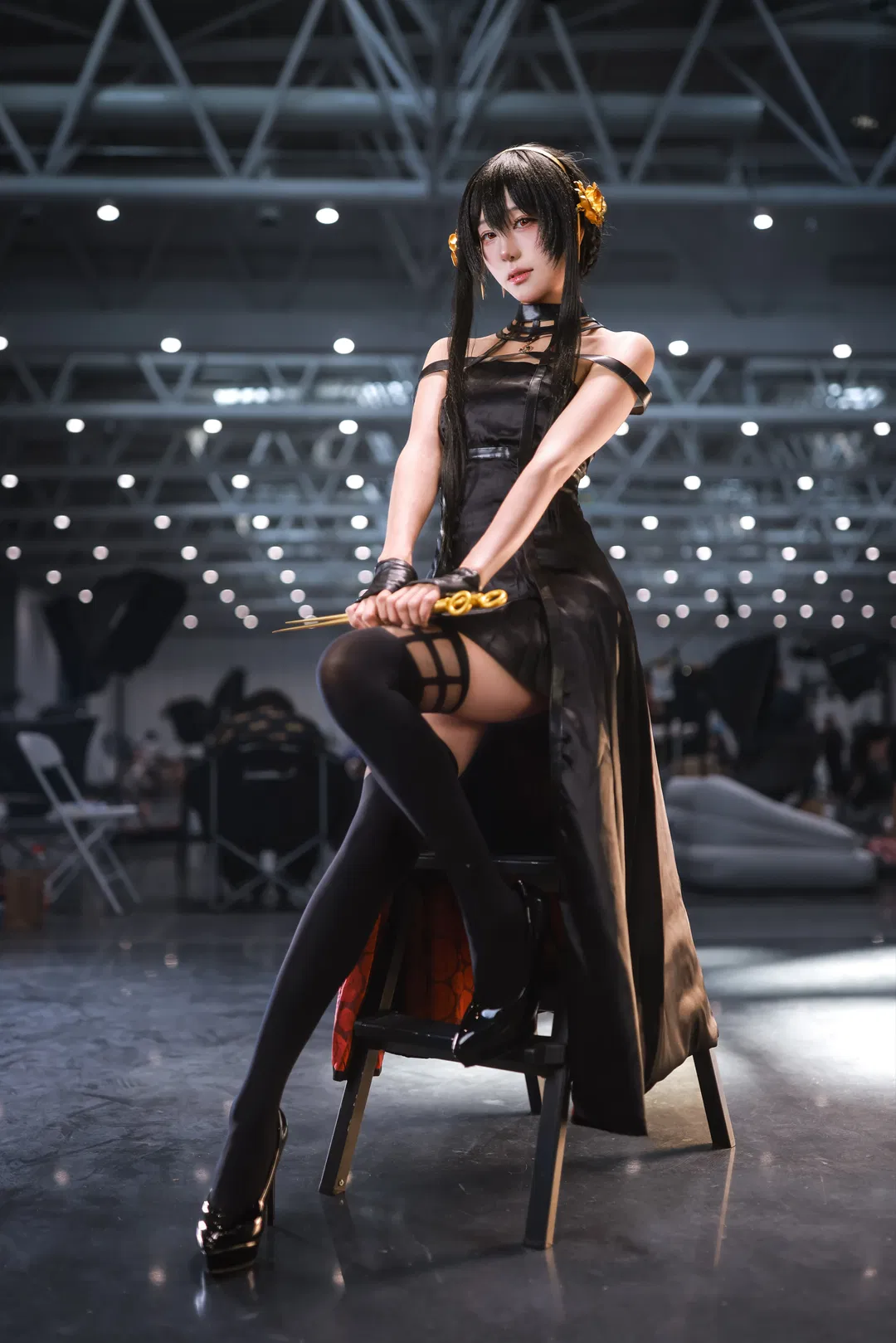 【約爾cos】黑色禮服與金色道具，漫展場照表現力拉滿 - 第 1 張