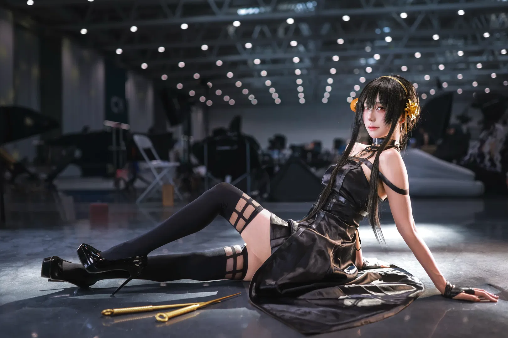 【約爾cos】黑色禮服與金色道具，漫展場照表現力拉滿 - 第 2 張