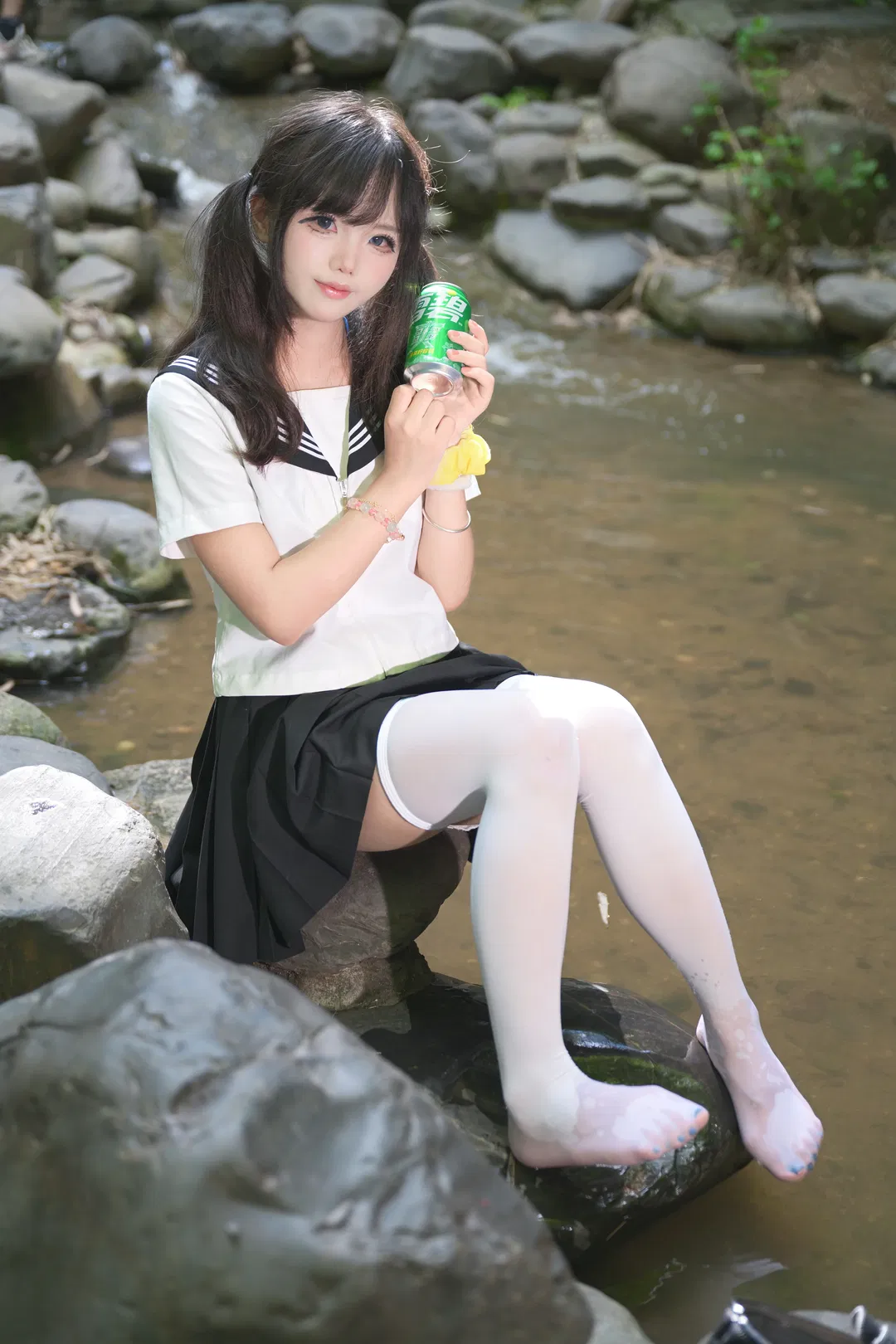 夏日溪流邊的JK制服少女，白絲與綠色汽水的清涼碰撞 - 第 1 張
