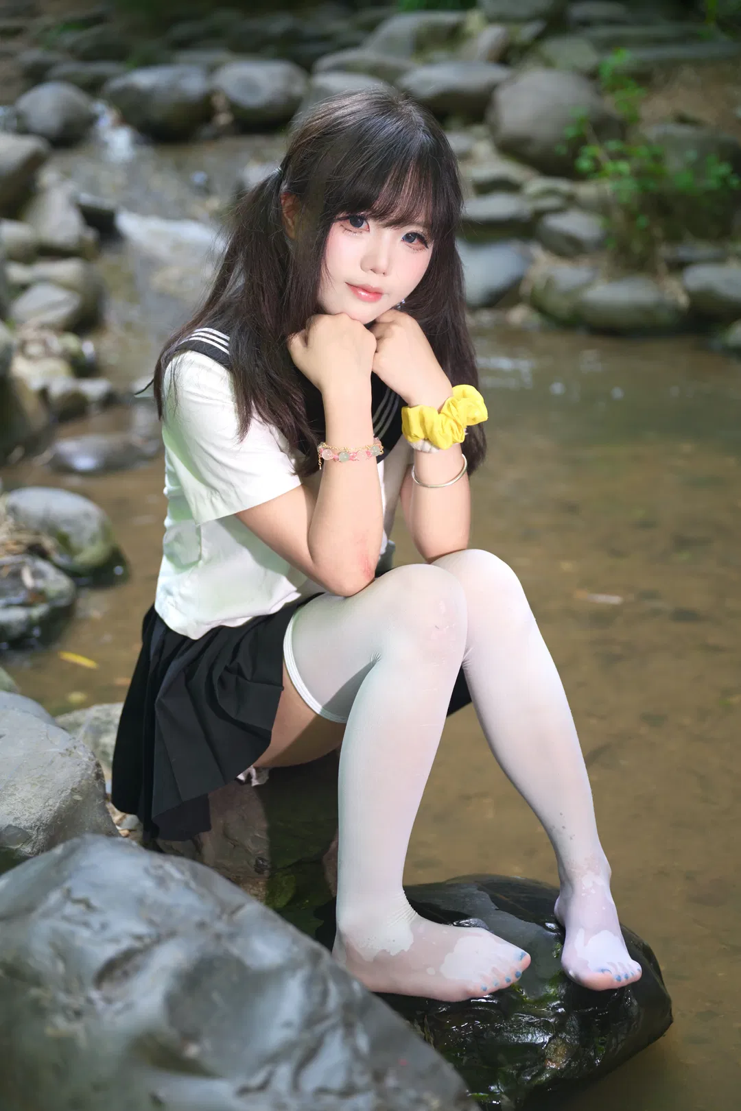 夏日溪流邊的JK制服少女，白絲與綠色汽水的清涼碰撞 - 第 2 張