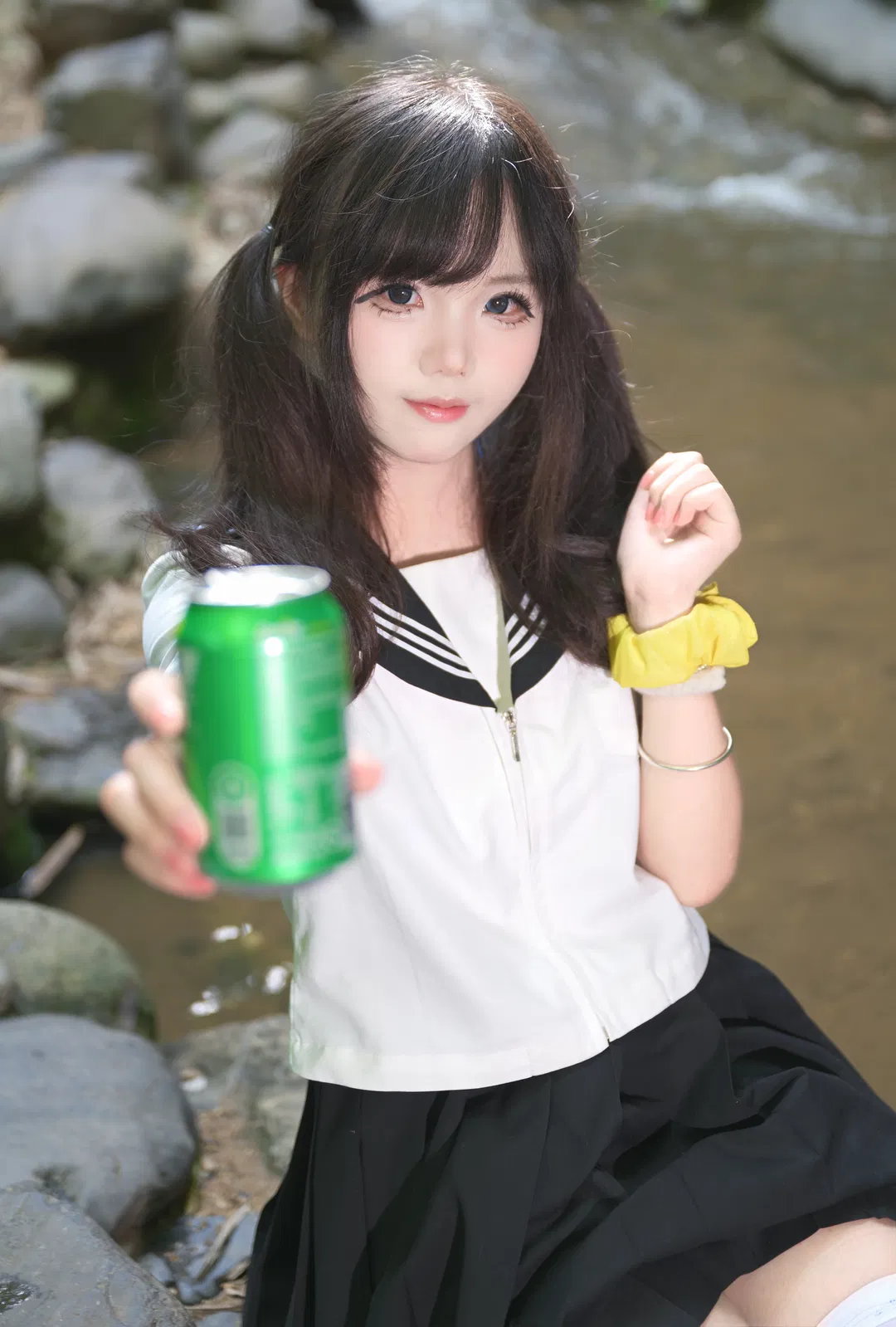 夏日溪流邊的JK制服少女，白絲與綠色汽水的清涼碰撞 - 第 3 張