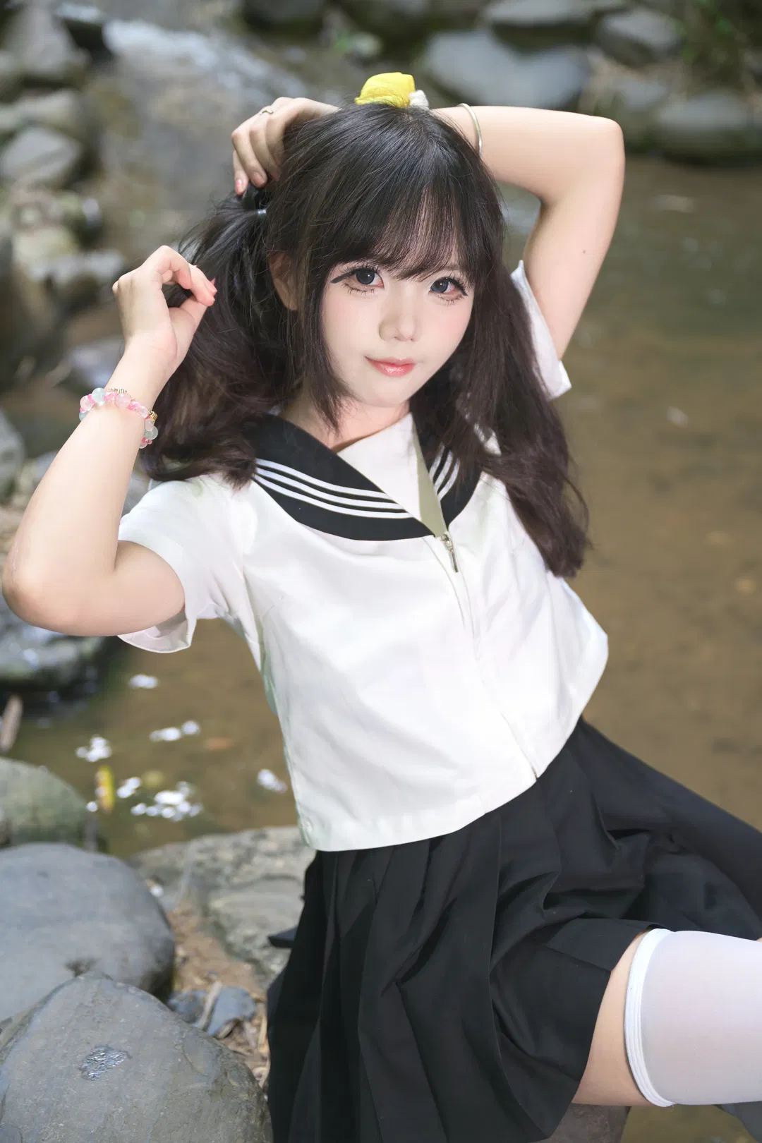 夏日溪流邊的JK制服少女，白絲與綠色汽水的清涼碰撞 - 第 4 張