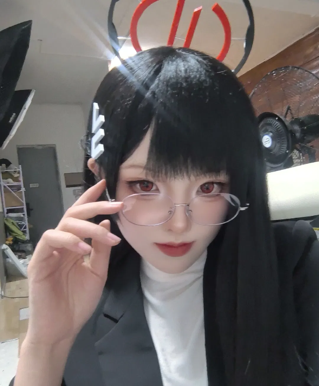 【调月莉音cos】蔚蓝档案里穿西装的御姐真的太香了 - 第 2 张