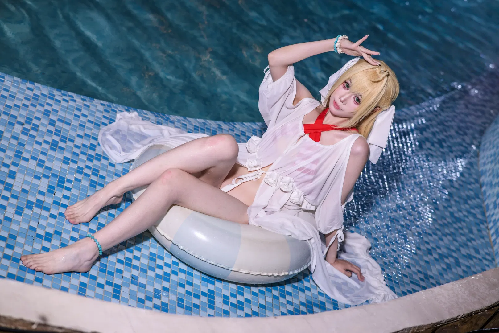 【尼禄cos】fgo泳池白纱湿身，红白配色绝赞 - 第 1 张