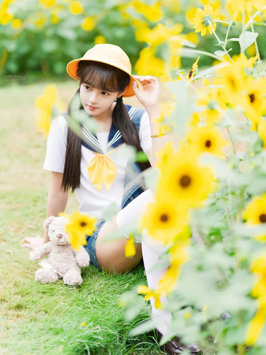 向日葵花海里的水手服女孩 - 第 1 张