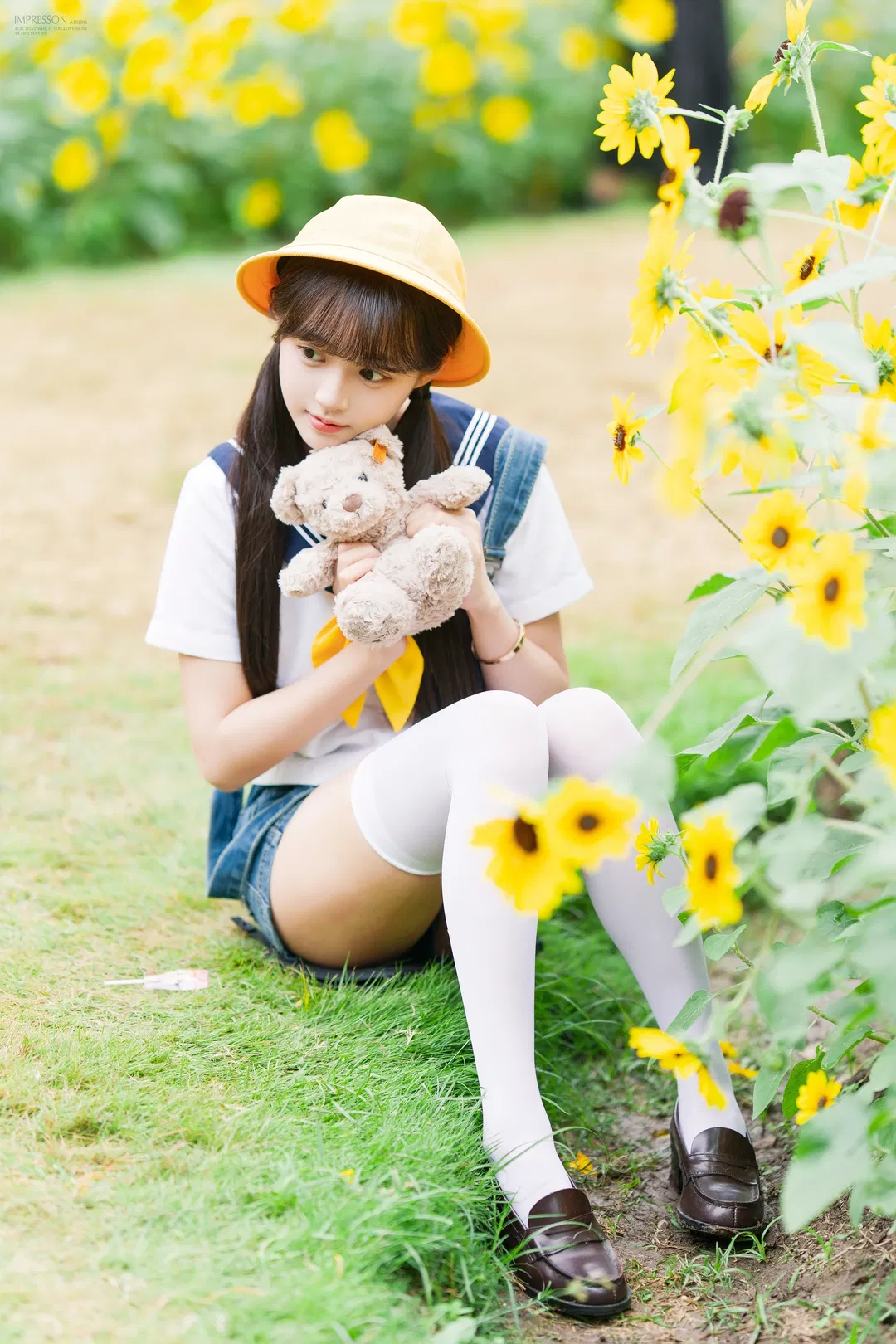 向日葵花海里的水手服女孩 - 第 3 张