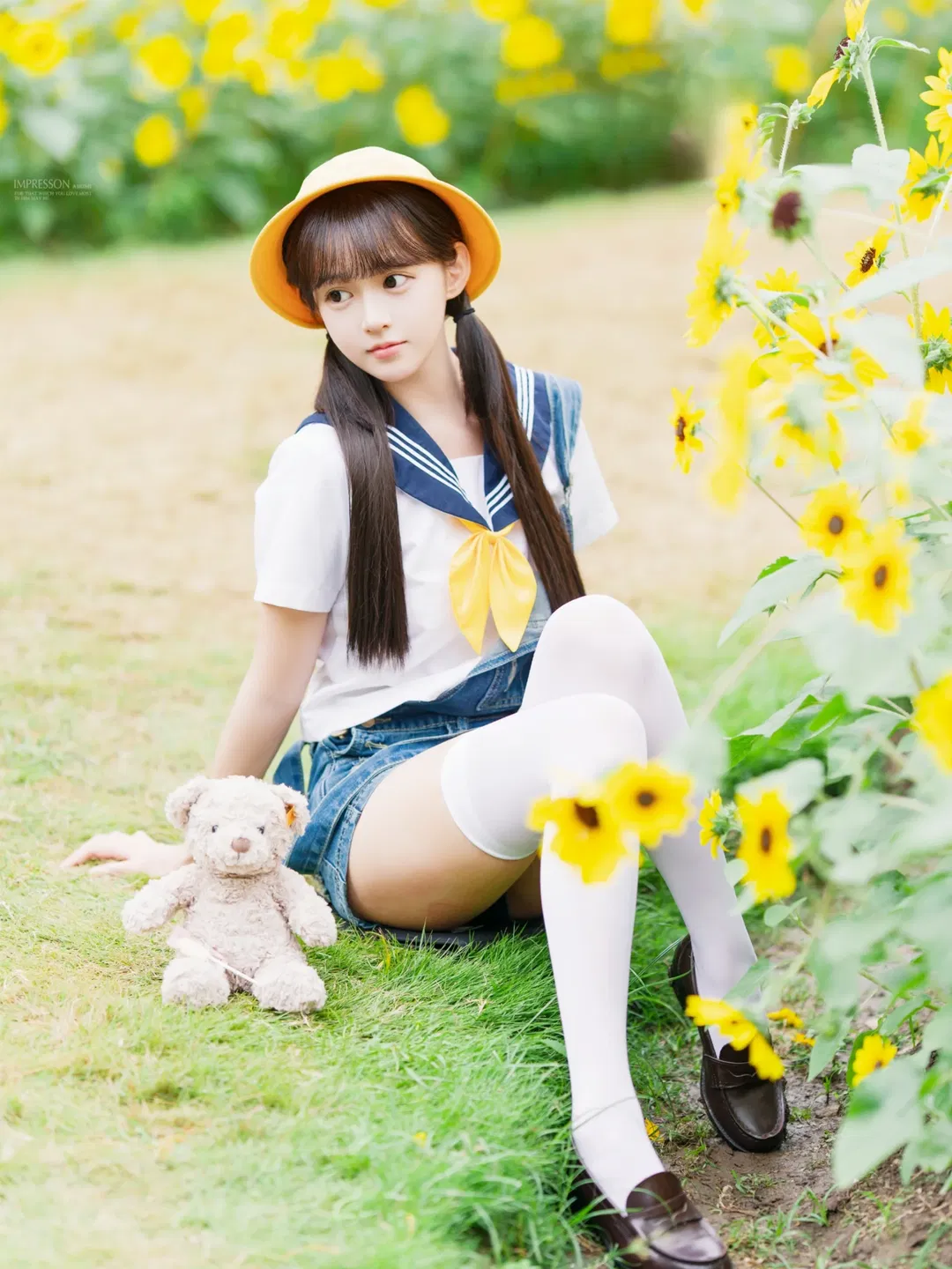 向日葵花海里的水手服女孩 - 第 5 张