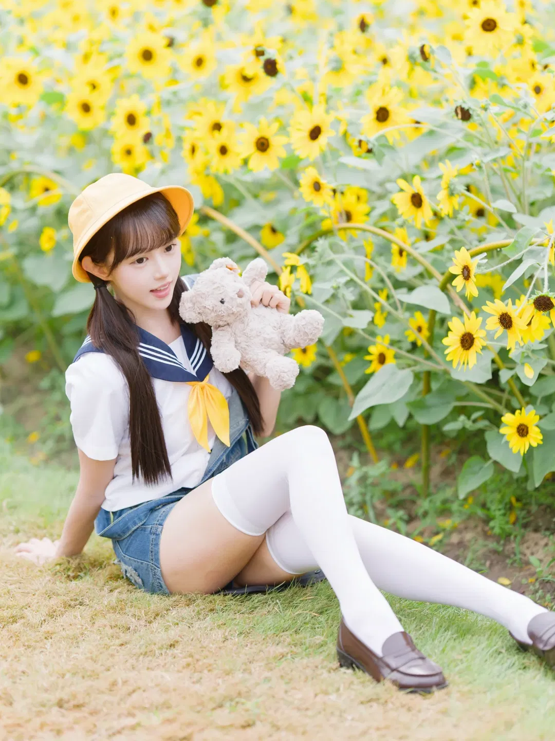 向日葵花海里的水手服女孩 - 第 6 张