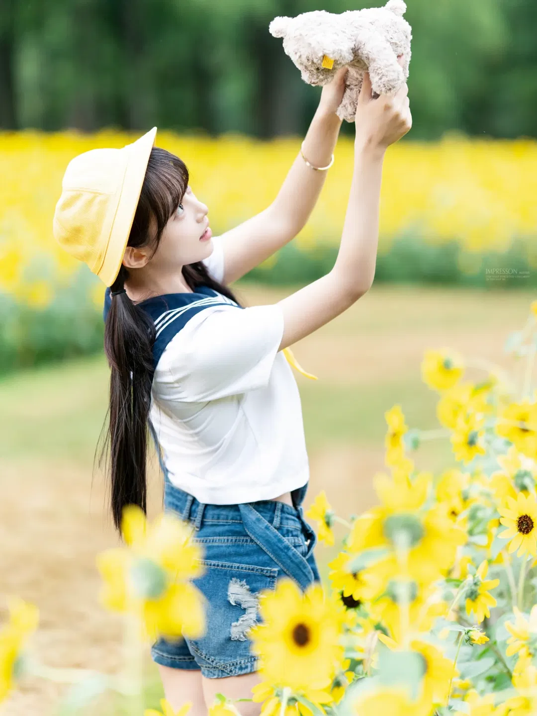向日葵花海里的水手服女孩 - 第 8 张