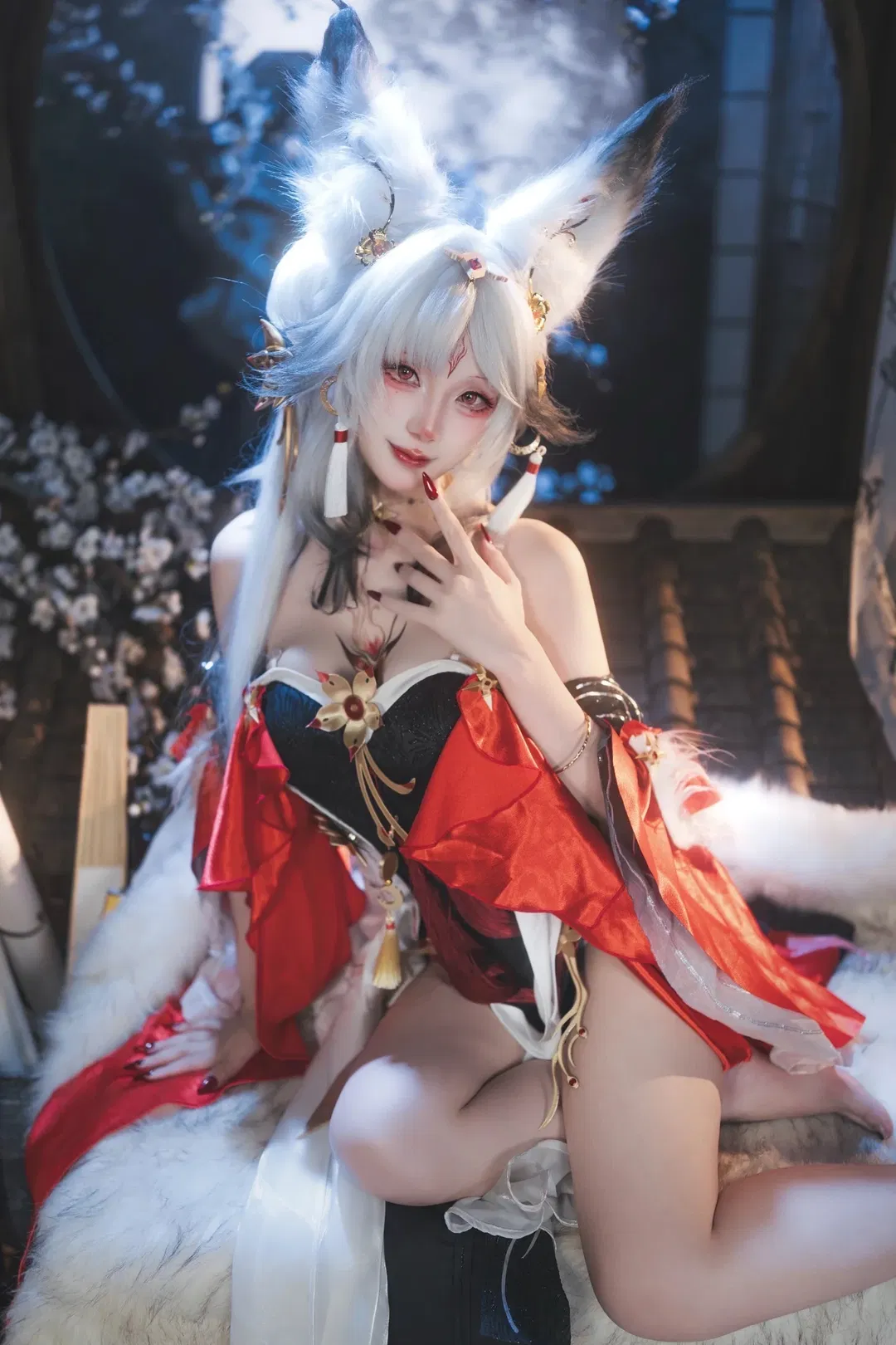 【心月狐cos】鳴潮心月狐，月下紅妝與狐耳白髮的碰撞 - 第 1 張