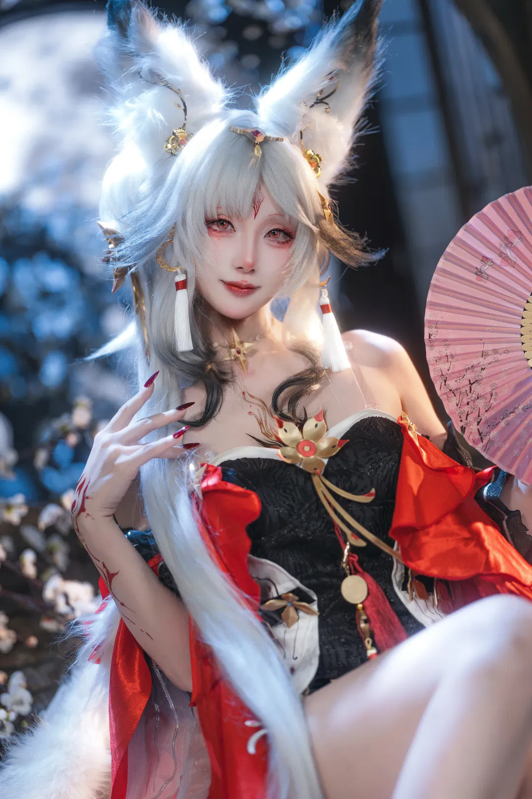 【心月狐cos】鳴潮心月狐，月下紅妝與狐耳白髮的碰撞 - 第 17 張