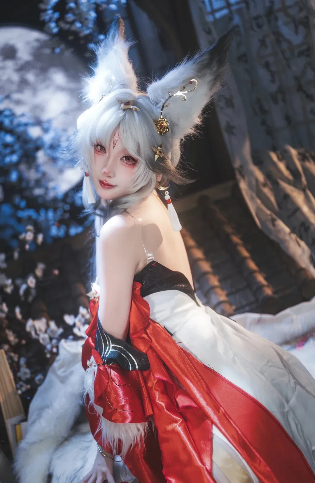 【心月狐cos】鳴潮心月狐，月下紅妝與狐耳白髮的碰撞 - 第 4 張