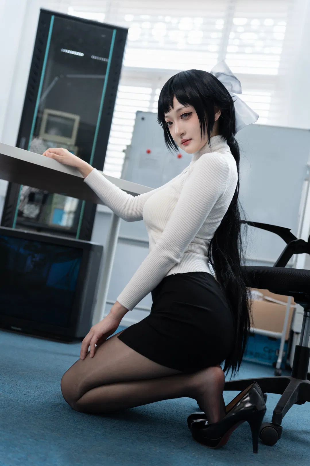 【高雄コスプレ】『アズールレーン』OL職場の美学、黒ストッキングとヒールで体現するクールビューティーな上司 - 1 枚目
