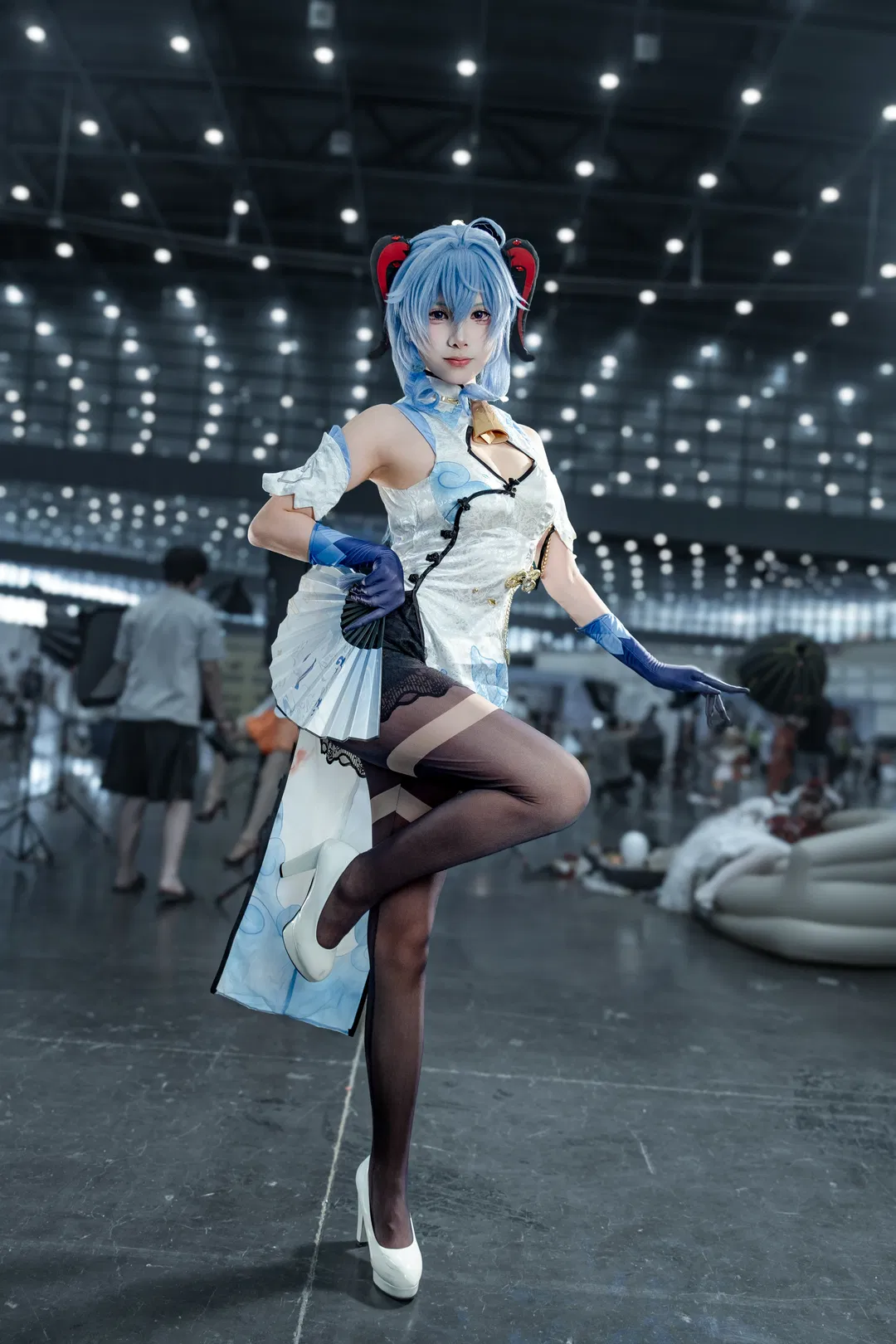 【甘雨cos】原神甘雨旗袍场照，冰蓝仙气与黑丝的搭配 - 第 1 张